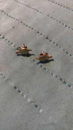gold-toned turtle stud earrings
