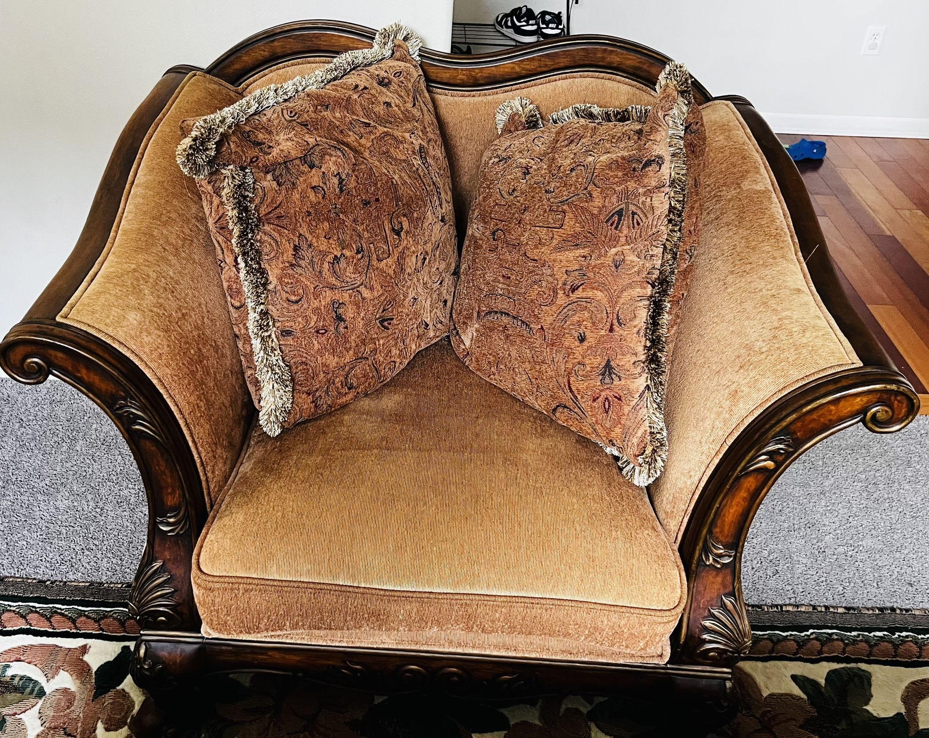 Free Sofa Set