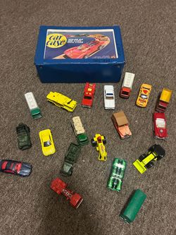 Vintage HOT Wheel Cars & Carrying Case