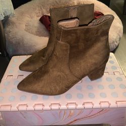 WOMEN’S BOOTS
