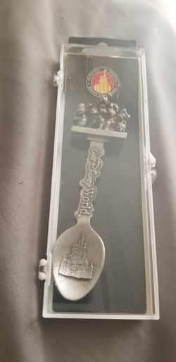 Walt Disney collectable spoon with Daisy, Donald, Goofy, Pluto, Micky and Minnie