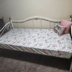 Twin Size Day Bed With Mattress