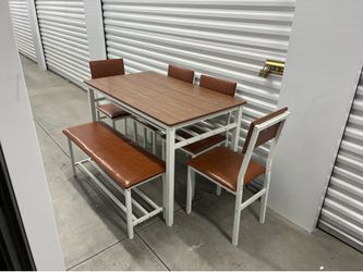 Mesa con cuatro sillas y banquita por 200$$ obo
