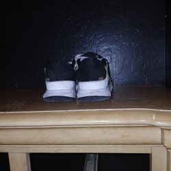 Nike Kyrie Low 5 basketball shoe in a white, wolf grey, and black colorway. 