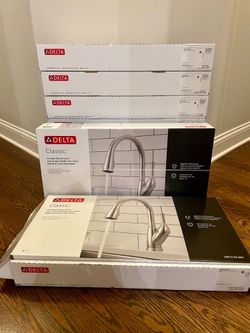 DELTA Single Handle Pull Down Sprayer Kitchen Faucet in Stainless Steel