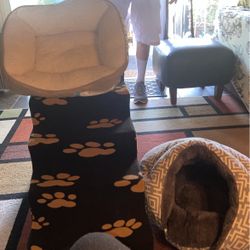 Pet Combo  2 Beds And 5 Step Foam Stairs  All Like New   
