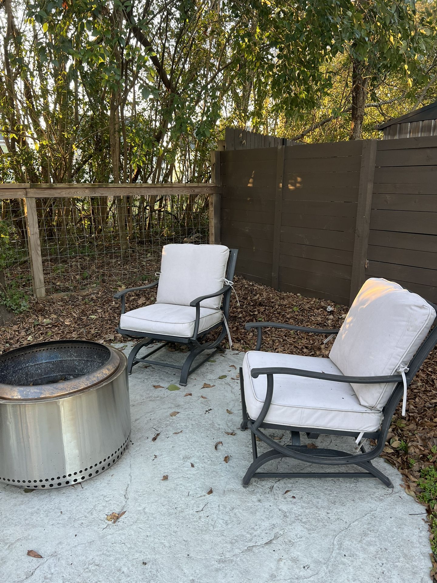 4 Sturdy Metal Outdoor Chairs With Light Grey Cushions