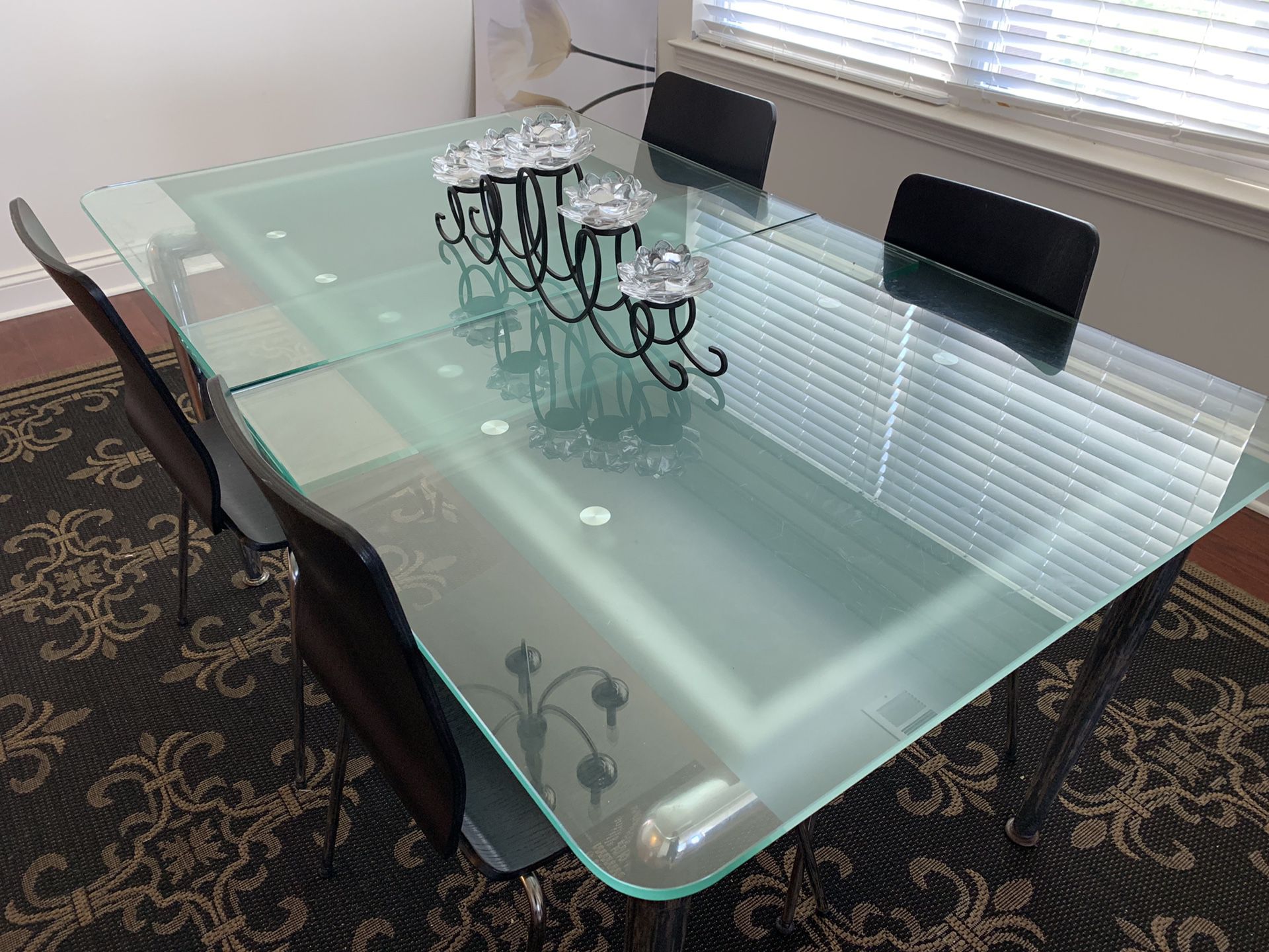 Expandable Glass dining room table with 4 chairs
