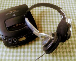 Optimus cd player with headphones