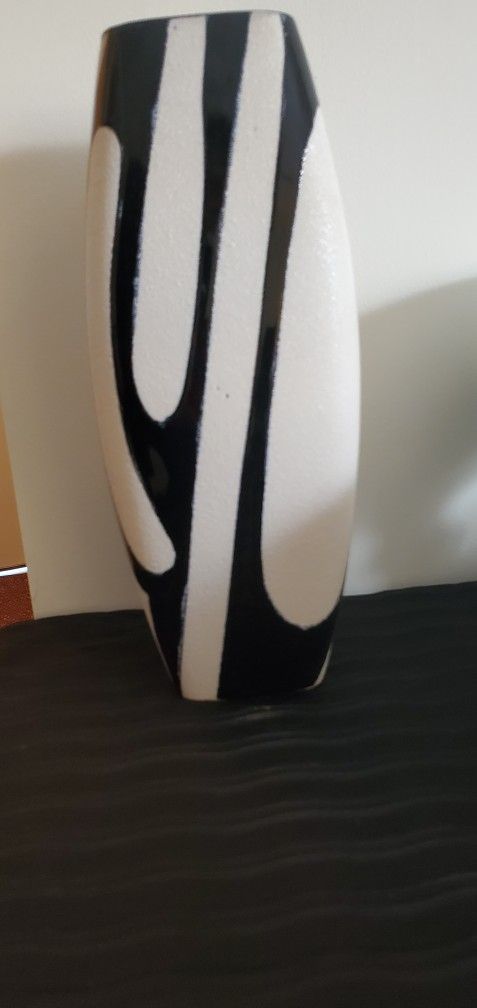 EXQUISITE BLACK & WHITE VASE