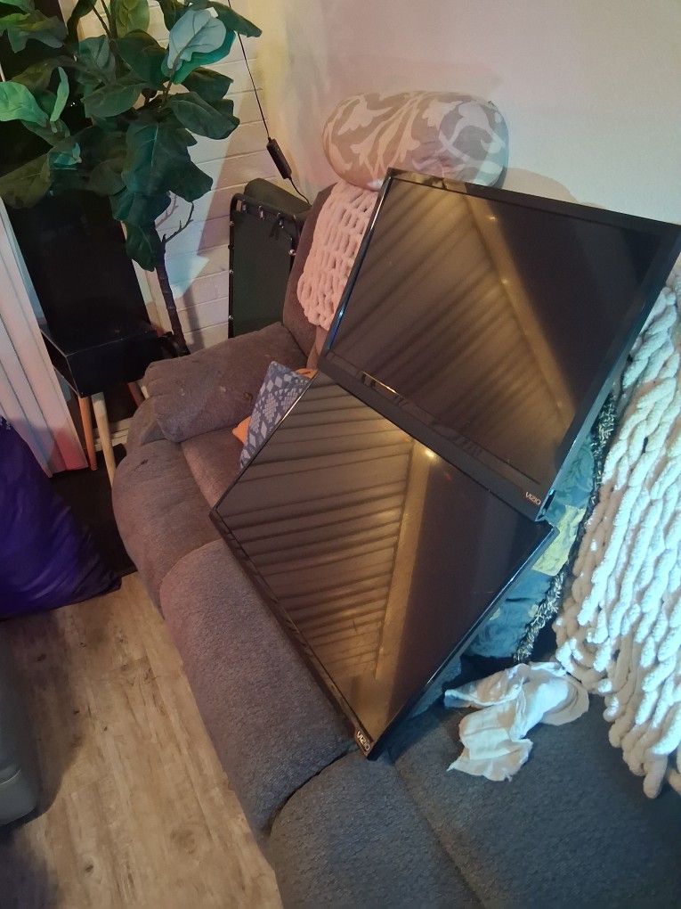 2 Vizio Tvs