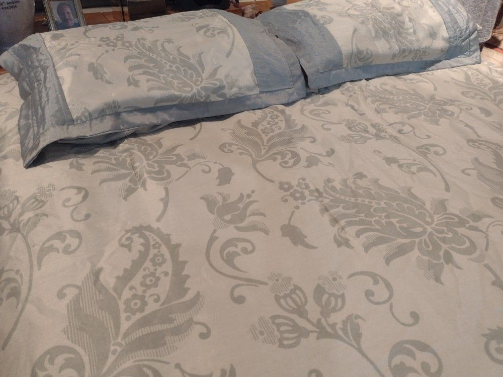Queen Comforter Set