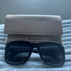 Burberry Zipper Checker Wallet for Sale in South Farmingdale, NY - OfferUp