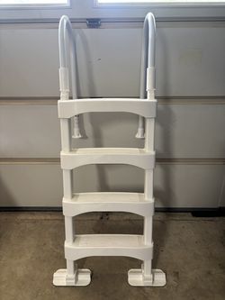 Above ground pool ladder