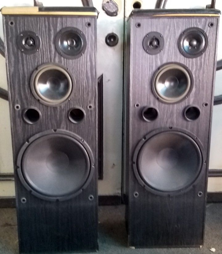 ONKYO SPEAKERS RETAIL AT MORE THAN (TWO HUNDRED DOLLARS) IN USED CONDITION