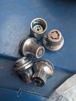 Tundra locking lug nuts w/key