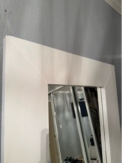 White Stand/Mirror Glass