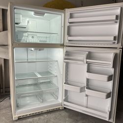 Fully functional Kenmore refrigerator freezer with icemaker
