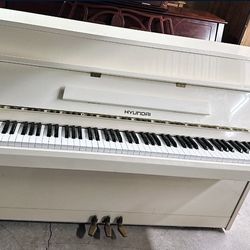 Hyundai U820 Piano 
