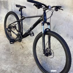 GT AVALANCHE 29er  MOUNTAIN BIKE HYDRAULIC DISC BRAKES W / LOCKOUT LIKE NEW