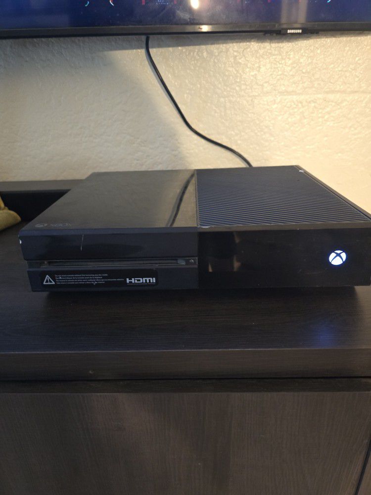 Xbox One With Wireless Controller 