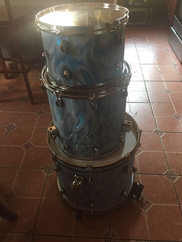 Blue 3D Gretsch has drum kit