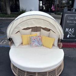 Sales $175.00!!! New Outdoor Patio Daybed Sofa Poolside wicker Day Bed (yellow And Colorful Pillows Not Included)