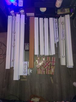BRAND NEW FAUX WOOD CORDLESS BLINDS .20 DOLLARS UP TO 25 DOLLARS EACH DEPENDING ON SIZES...CHECK OUT MY PAGE FOR MORE ✔️ ✅️