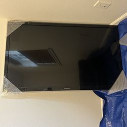 Panasonic 47" LCD TV Model TC-L47E50 with wall mount