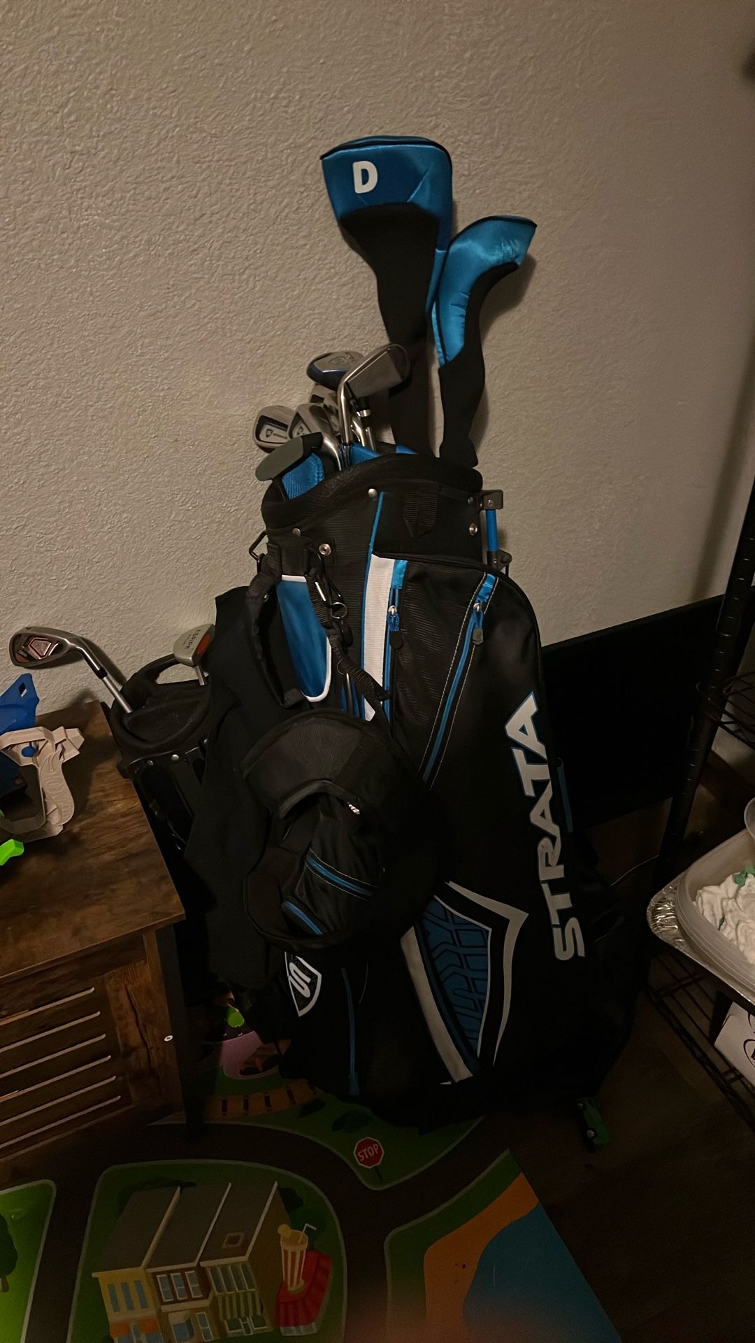 Callaway Strata Golf Bag And Clubs With Other Accessories 