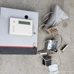 House alarm system come with everything on pics , siren alarm, with the code, sensor etc