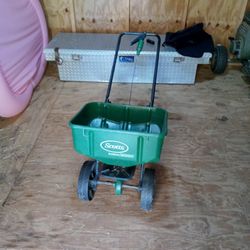 Seed Fertilizer Spreader