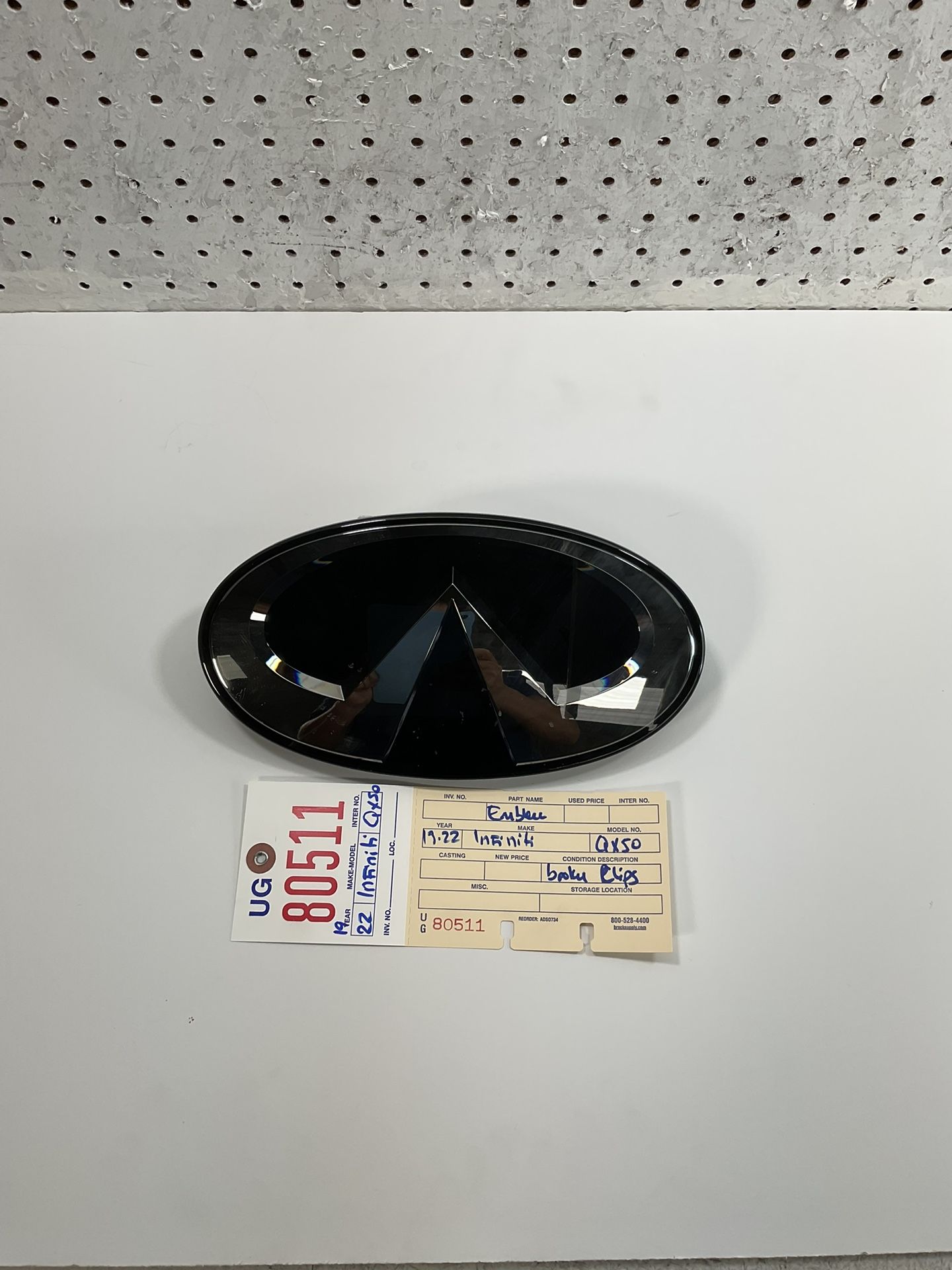 2019 2022 INFINITI QX50 FRONT GRILLE EMBLEM OEM