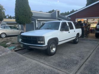 Chevy Suburban Full-Size SUV White