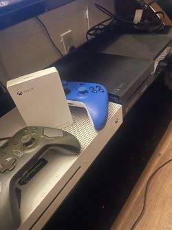 HMU‼️‼️two xbox’s good condition black and white