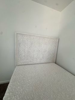 Adjustable queen size bed