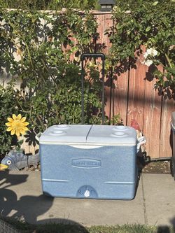 62 QRT RUBBERMAID ICE CHEST,COOLER,