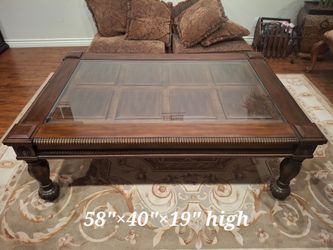 Traditional Wooden Coffee Table with Glass Top (Excellent Condition)