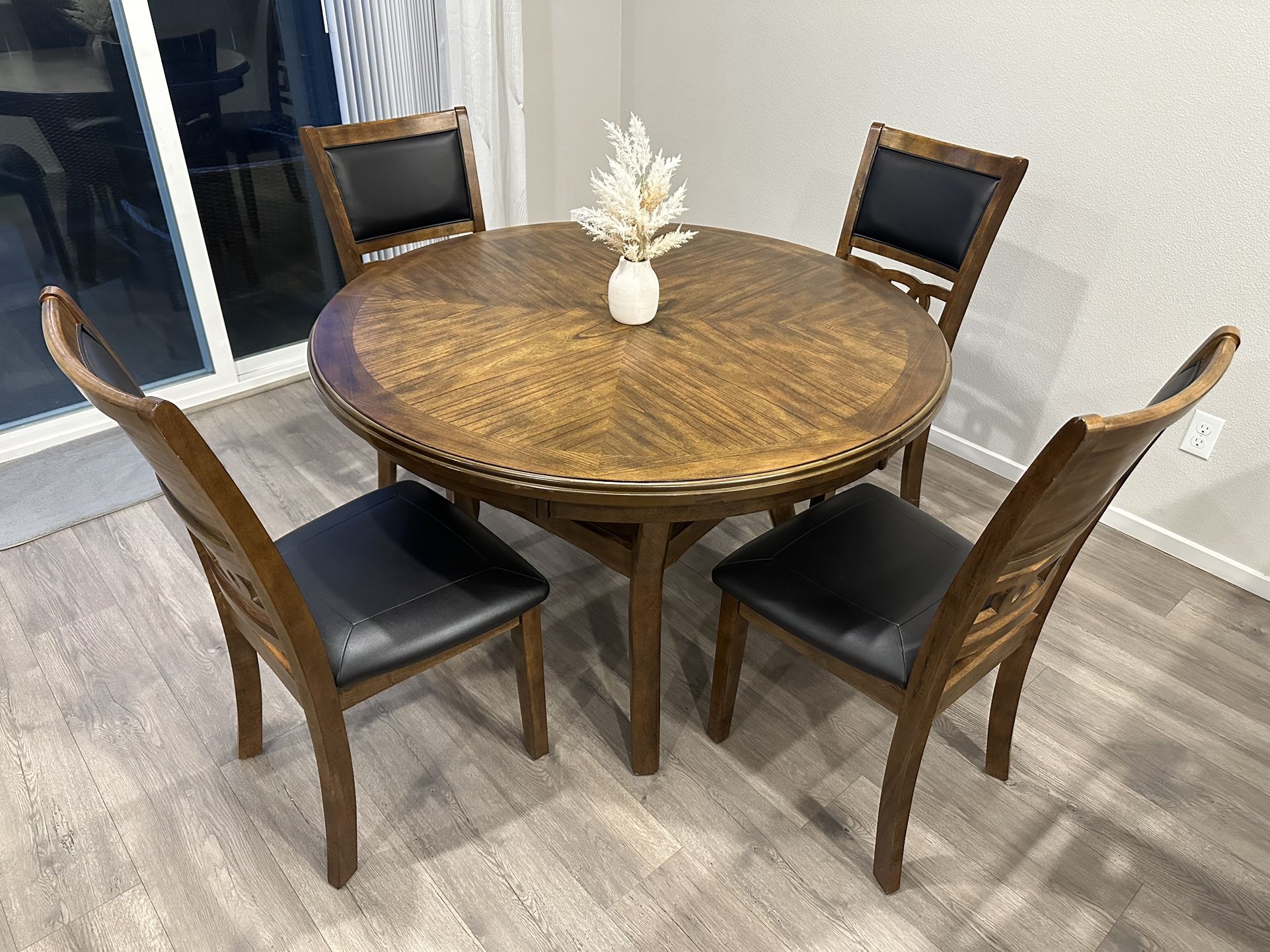 47” Solid Wood Dining Table 4 Chairs -Excellent Condition