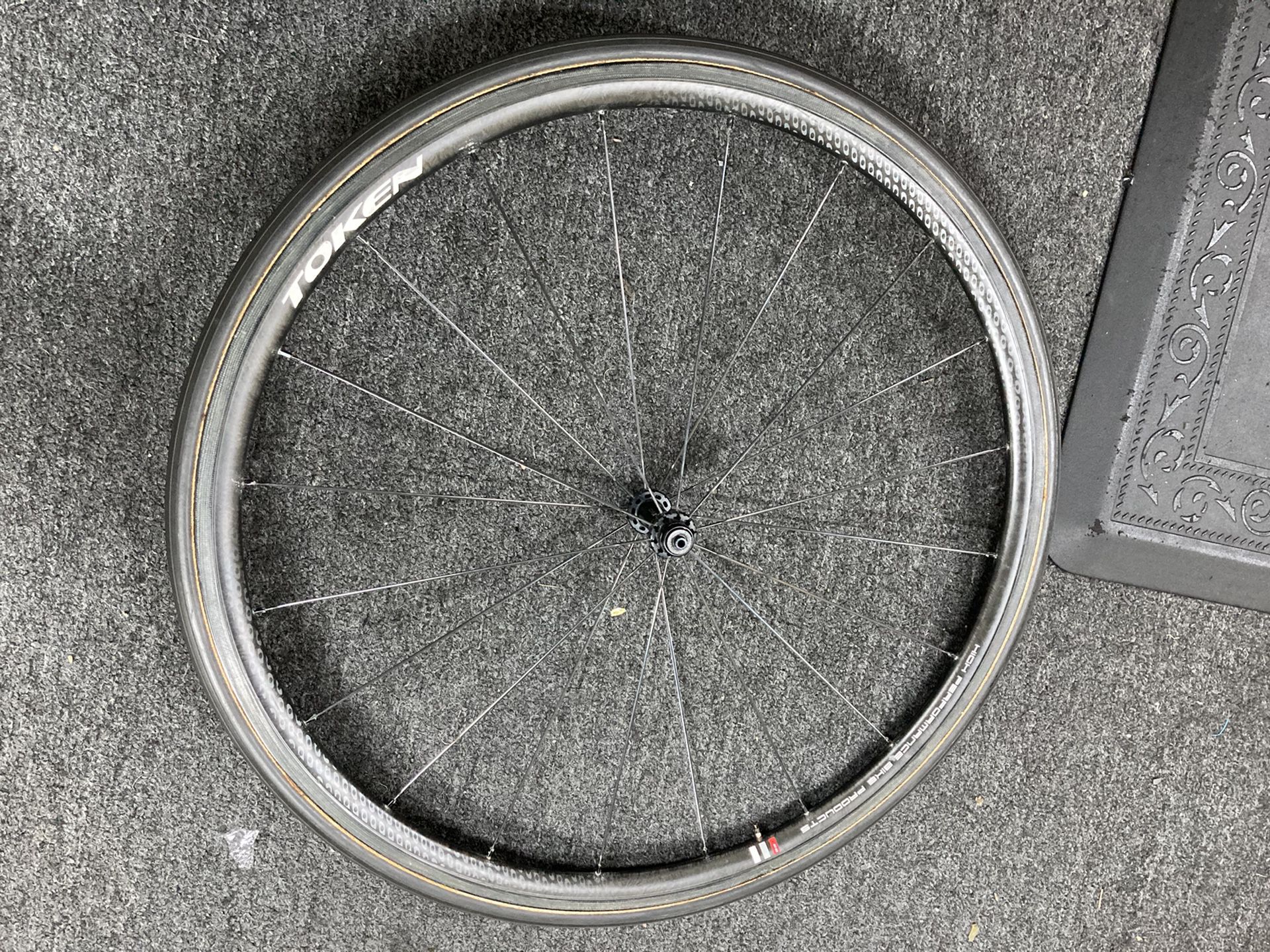 Carbon fiber front wheel for road bike