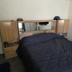 King Wood Bedroom Set