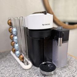 Nespresso Machine Verturo Lattissima! with accessory and pods 