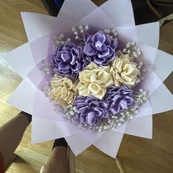 7 Count Of Dahlias With Baby Breaths Around Purple And White 