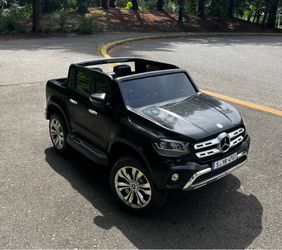 Mercedes Benz 2-Seater Kids Ride On Car ,Black. 12 V. Works great. Minor scratches