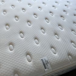 Simmons Beautyrest King Eurotop Mattress And Box Spring 🌙