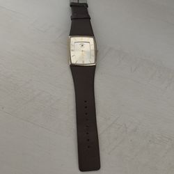 the wristwatch works well in good condition new batteries Poop as