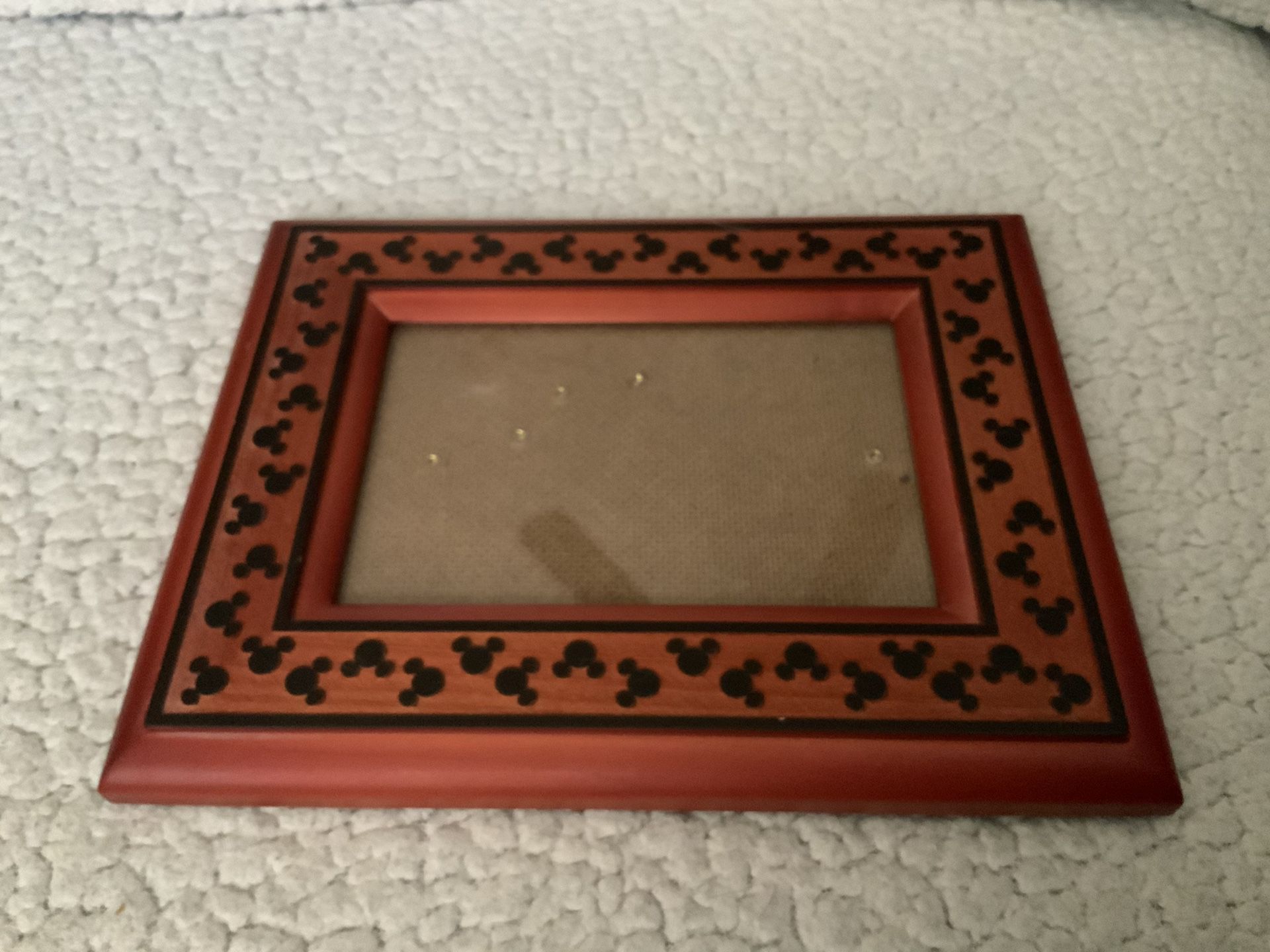WOOD DISNEY PICTURE FRAME ( EXCELLENT CONDITION) HOLDS 4X6 PICTURE