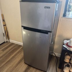 Magic Chef Mini Refrigerator 