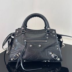 A lady's versatile bag