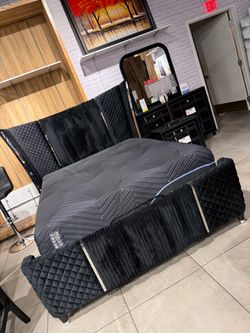Black Velvet Upholstered Queen Bedroom Set